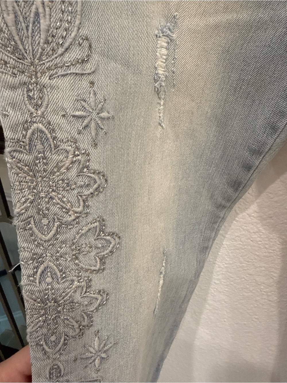KUT From The Kloth Catherine Boyfriend Jeans Embroidered Distressed Crop NWT - Picture 3 of 5